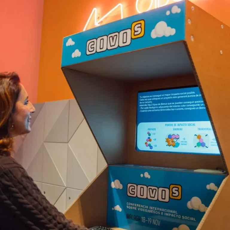 EXPOSITOR DE CARTÓN MAQUINA ARCADE KARTONPLAN