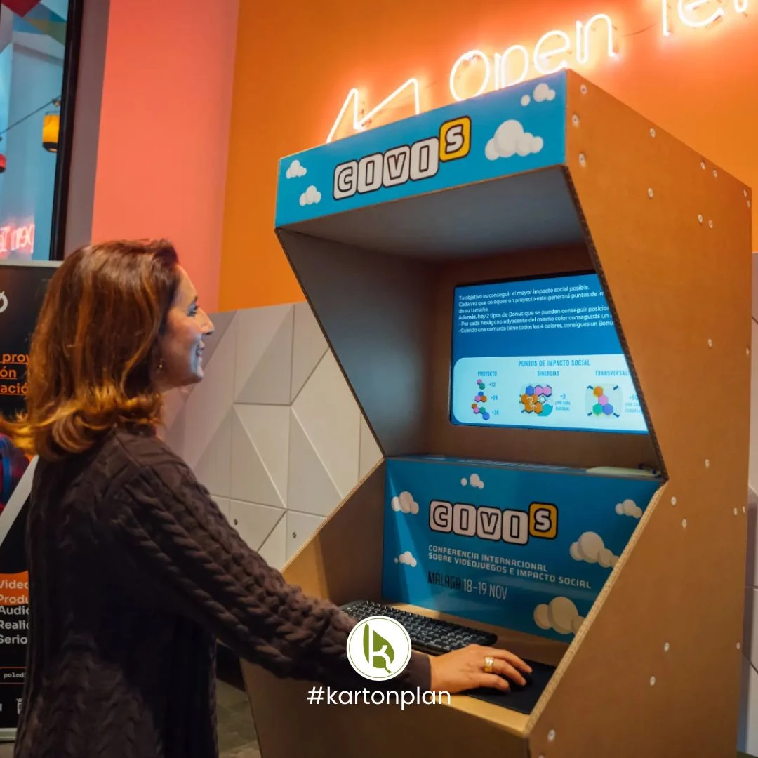 EXPOSITOR DE CARTÓN MAQUINA ARCADE KARTONPLAN