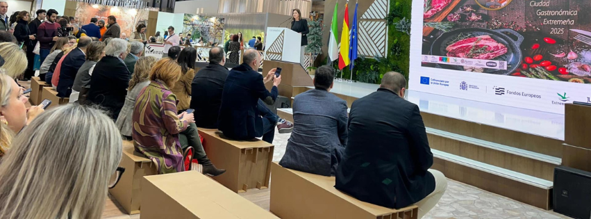 Banquetas TOZA para el stand de Extremadura, premiado por su diseño ecológico