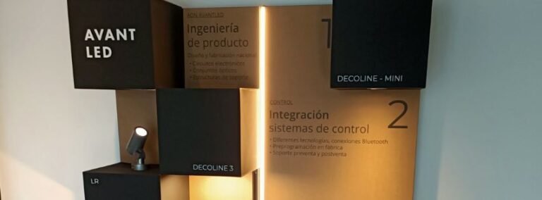 Diseño modular con cubos de cartón reciclado-Stand sostenible para AvantLED