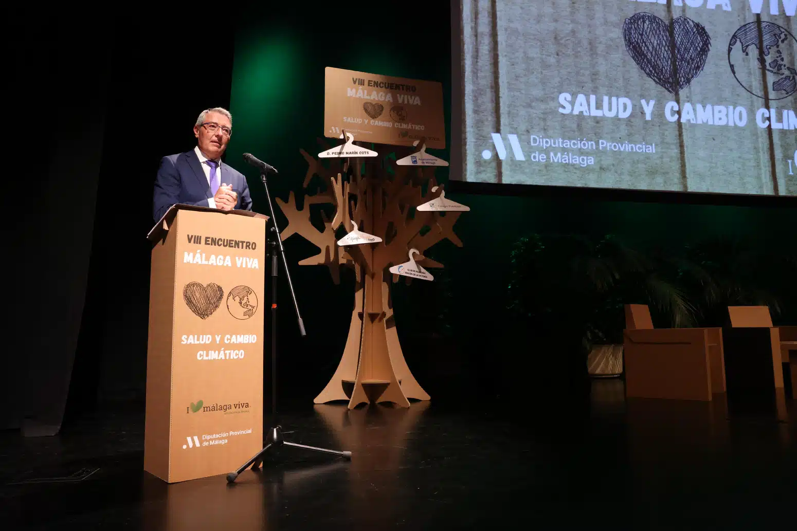 ATRIL Y ÁRBOL DE CARTÓN KARTONPLAN MALAGA VIVA